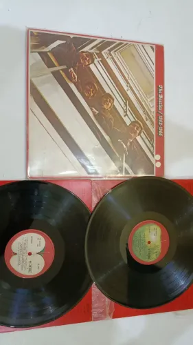Vendo 2 LPs duplos dos The Beatles.