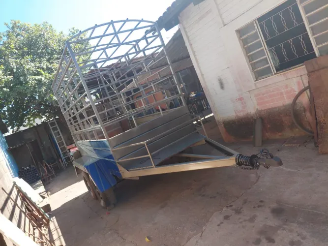 Vendo carreta trucada para transporte de gado