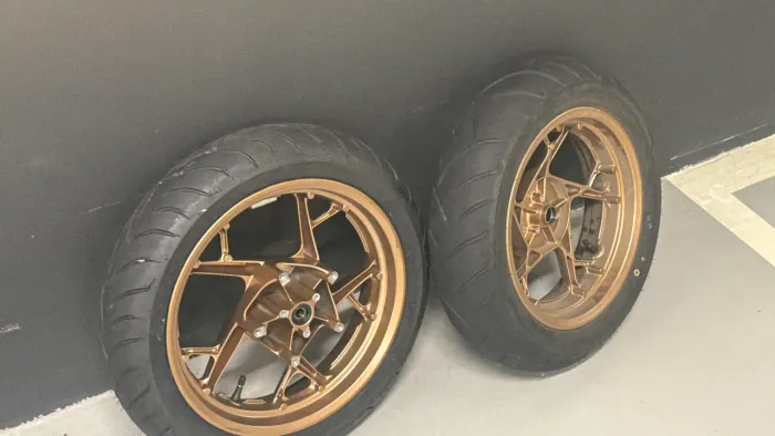 RODAS XMAX 300/ 250 25/26 SEM DISCOS C PNEU DOURADO