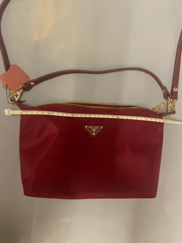 Bolsa inspiração Prada vermelho marsala com alças de couro legítimo 