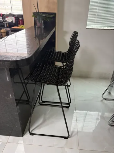 4 Banquetas altas na cor preta R$ 250,00 unidade
