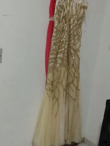 Vestido de festa dourado, bordado
