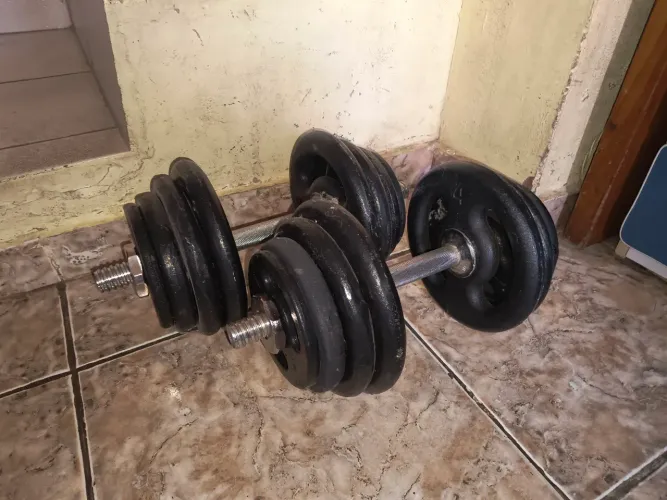 40kg de anilhas + 1 par de halter barra maciça 40cm
