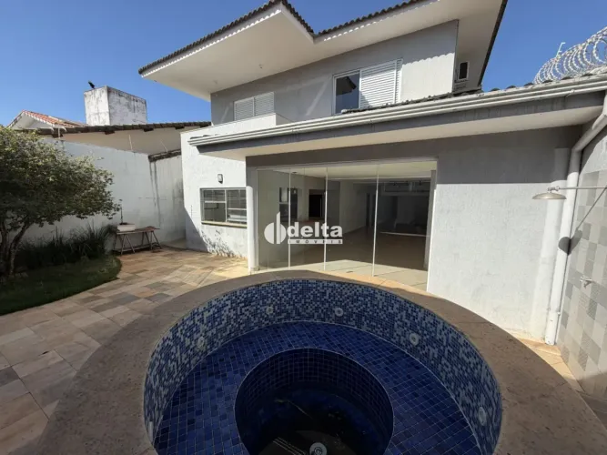 Casa com 4 quartos sendo 3 suítes disponível para venda e locação bairro Jardim Karaíba em