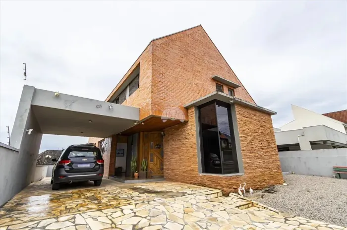 Sobrado para venda tem 270 metros quadrados com 4 quartos em Tarumã - Curitiba - PR