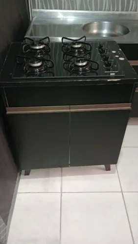 Balcão de pia com inox, armários aéreo e Cooktop com balcão.