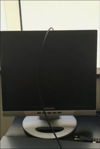 Monitor Positivo de 17 polegadas LCD em ótimo estado.