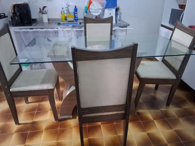 Mesa de vidro com 4 cadeiras 