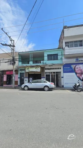 Prédio com ponto comercial à venda em Lorena-SP.
