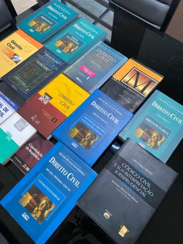 Livros de Direito com pouco uso