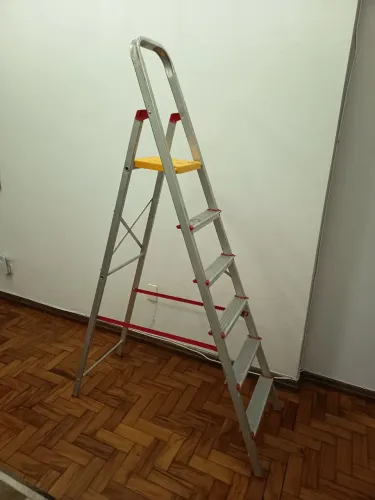 Escada alumínio 6 degraus 