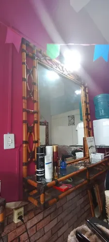 Espelho com moldura de bambú