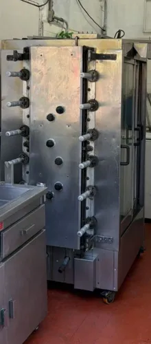 Vende se máquina de frango AGT capacidade 60 frangos espetos de aço inox
