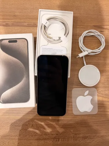 iPhone 15 pro com carregador Magsafe 