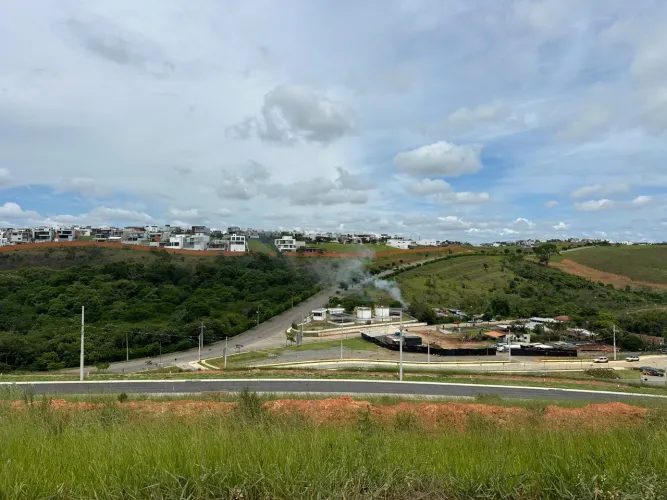 Terreno em declive com vista aberta em condomínio fechado para venda