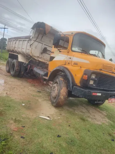 Caminhão carroceria aberta com basculante