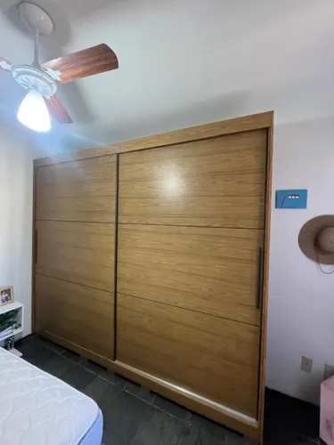 Guarda-roupa grande com portas de correr