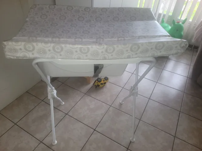 Banheira de bebê  c trocador e pé 