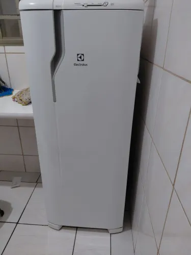 Geladeira Electrolux 240L