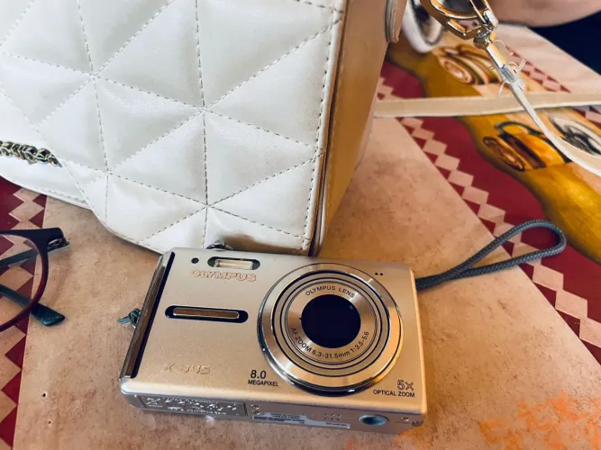 Câmera cybershot olympus 845x