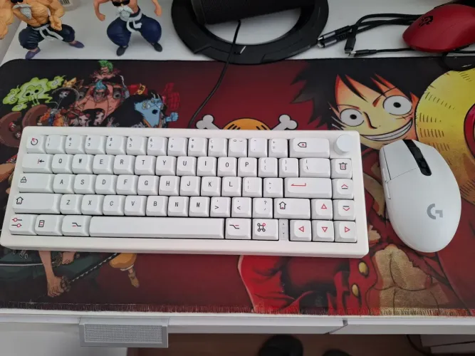 Teclado GMK67 Switchs Akko Fairy Silent + Mouse G305 Logitech 