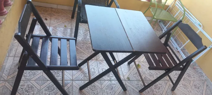 Jogo de Mesa e Cadeiras de Balanço