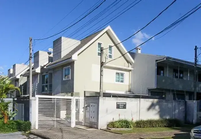 Sobrado em condomínio, 116 m2.  3 quartos. Abranches, Prox. Av. Anita Garibaldi