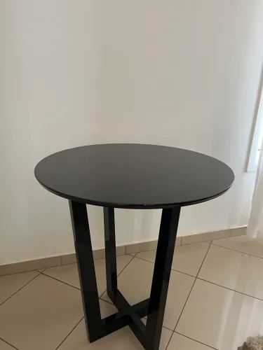 Mesa lateral preta laqueada