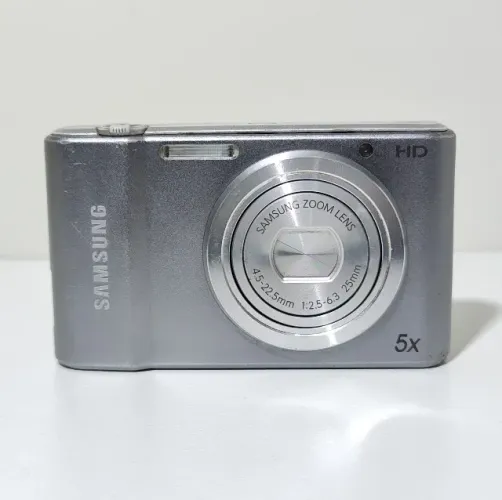 Câmera Digital Samsung ST64 14.2MP 5x Prata com Acessórios e Brinde