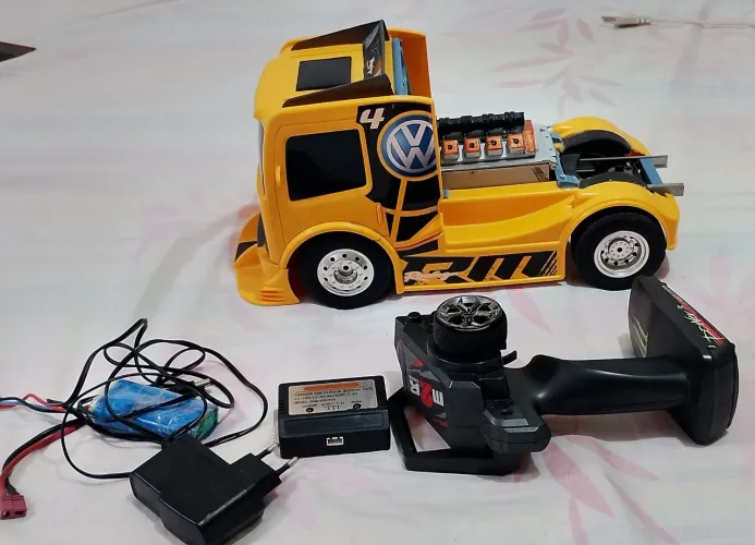 Caminhão de controle remoto automodelo