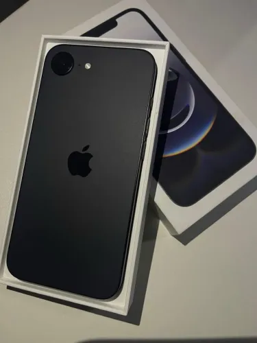 iPhone 16e preto