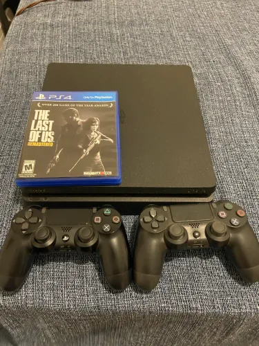 Playstation 4 Slim + Dois controles + 1 jogo mídia física e 30 digitais 