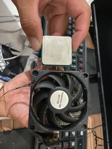 Processador AMD Ryzen 3 2200G + Cooler AM4 - 4 Núcleos