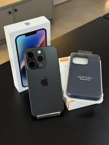 iPhone 15 Pro, acompanha um kit com película de privacidade, capinha e carregador.