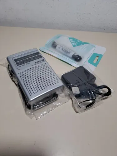 Rádio AM/FM Portátil estilo vintage com bateria e a pilha completo excelente