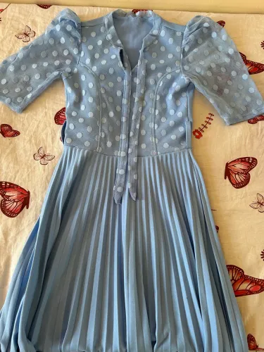 Vestido Midi Azul Bebê Plissado com Cinto e Tule Poá - Moda Festa / Evangélica