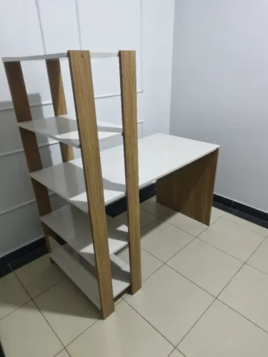 Mesa escrivaninha com prateleira
