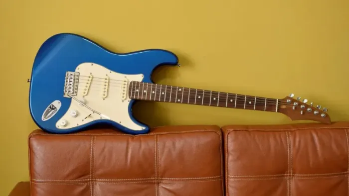 Guitarra Strato Condor azul Customizada