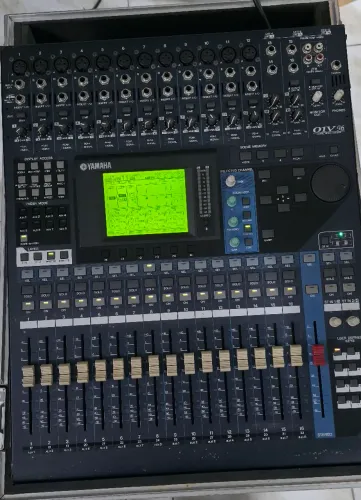 Mesa de Som digital YAMAHA 