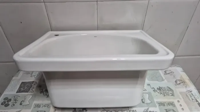 Tanque de lavar roupa cerâmica novo na caixa marca Deca R$149,00.