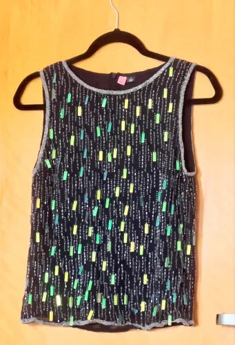 Blusa de seda 100% preta bordada nova sem uso