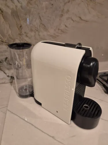 Cafeteira Nespresso UC50 automática 110v branca