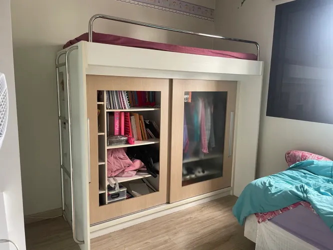 Cama alta com armário embutido