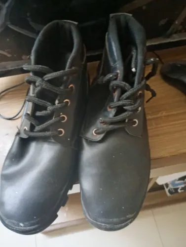 Vendo Bota. Tamanho 37. Contato e Pix *, *, *, *.