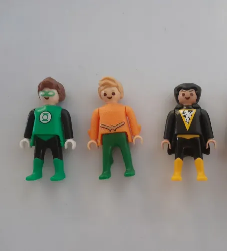 Kinder Ovo - 3 personagens DC (Aquaman, Laterna Verde, Adão Negro) - 4 bonecos - Playmobil