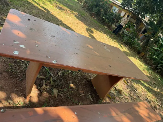 Mesa e bancos de mármore