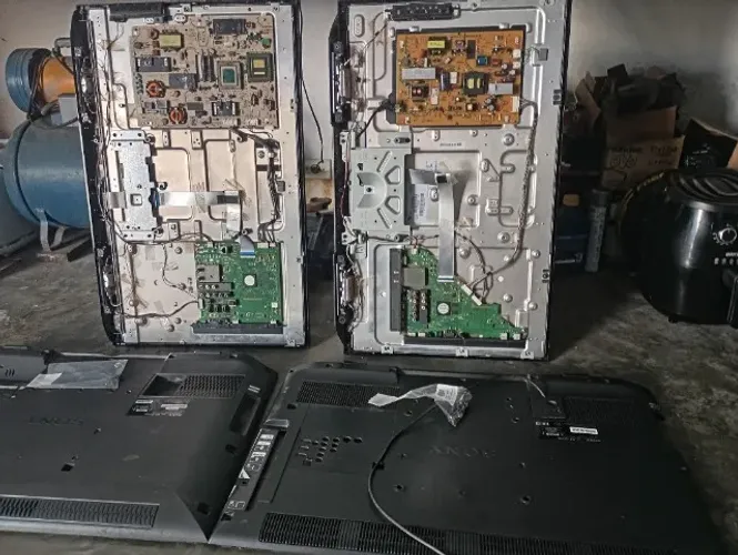 Duas tvs Sony KDL32EX425 e 555. (defeito na tela)