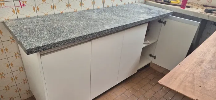 Armário cozinha com pedra