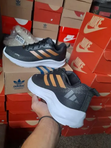 Tênis Adidas dourado