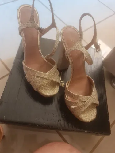 Sandália dourada constance